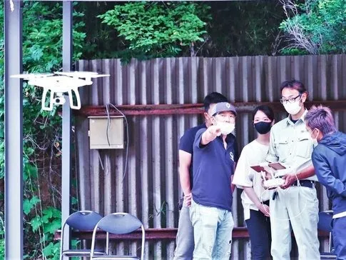座学 ( 学科講習・学科試験・無人航空機の基礎知識・関連法令 他 ) と実技 ( 操縦訓練・実技試験・基本操縦・GPS環境下外の訓練 他 ) の2日間の充実カリキュラム。
