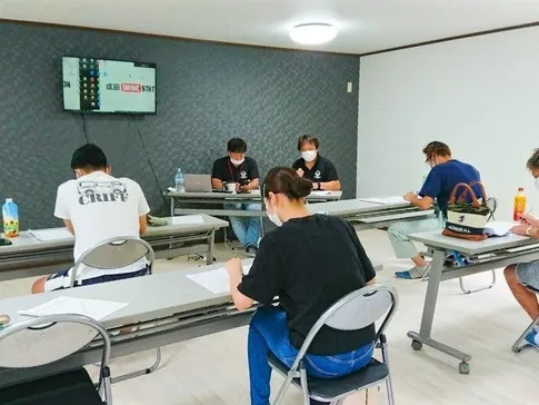 座学の様子。無人航空機の基礎知識から各種法令までしっかりと学びます。
